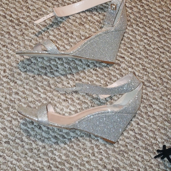KATE SPADE ANKLE STRAP SPARKLE WEDGES - Picture 4 of 8